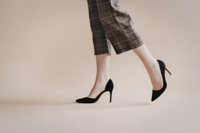 Hoe moet je op hakken lopen?